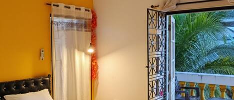 經典公寓, 1 張特大雙人床, 露台, 泳池景 | 1 間睡房、羽絨被、免費 Wi-Fi、床單