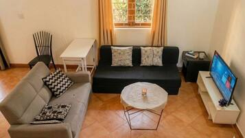 Luxury-Apartment, 1 Queen-Bett und Schlafsofa, Gartenblick, Erdgeschoss | 1 Schlafzimmer, Daunenbettdecken, kostenloses WLAN, Bettwäsche