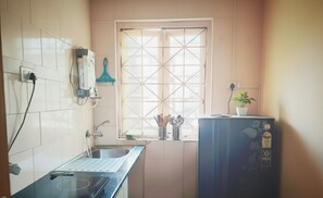 Appartement classique, 1 très grand lit, balcon, vue sur la piscine | Cuisine privée | Surface de cuisson, bouilloire électrique, vaisselle et ustensiles