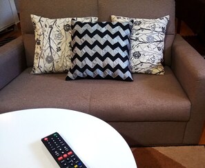 Appartement luxueux, 1 grand lit et 1 canapé-lit, vue sur le jardin, rez-de-chaussée | Aire de séjour | Téléviseur à écran plat