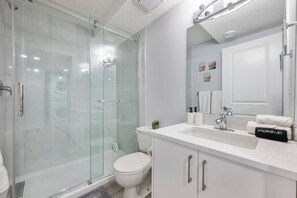 Secador de pelo, toallas