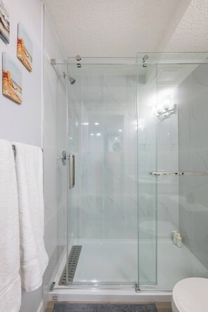 Hair dryer, towels - Perfect 2BR Airdrie Suite - Near Calgary, WiFi (Airdrie)