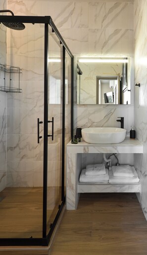 Villa Luxe, piscine privée, vue mer | Salle de bain | Douche, sèche-cheveux, peignoirs, chaussons