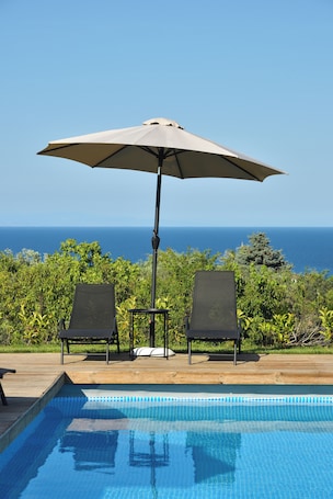 Una piscina al aire libre de temporada