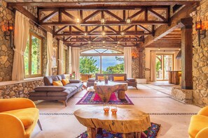 エグゼクティブ ヴィラ パーシャルシービュー | リビング エリア | 薄型テレビ、卓球台