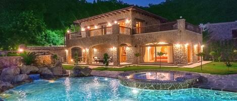 Villa Supérieure, vue partielle sur la mer | Façade de l’hébergement - soirée/nuit