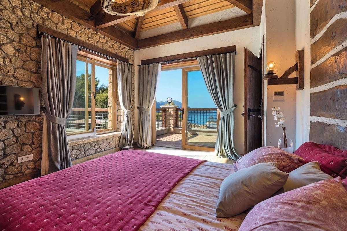 Superior Villa, Partial Sea View | Premium bedding, in-room safe, desk, laptop workspace