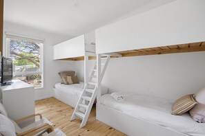 3 habitaciones, tabla de planchar con plancha, internet y ropa de cama 