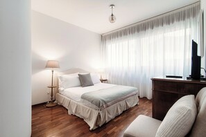 3 chambres, couette en duvet d'oie, fer et planche à repasser