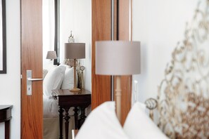 3 bedrooms, down duvets, iron/ironing board, cots/infant beds - The Central Home (Lugano)