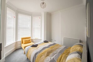 1 habitación, tabla de planchar con plancha y cuna de viaje 