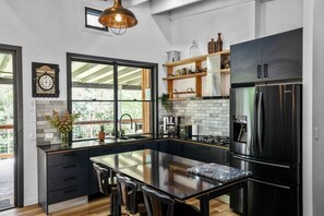 Frigorífico, microondas, horno y placa de cocina