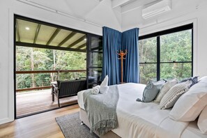 3 dormitorios, escritorio, tabla de planchar con plancha y cuna de viaje