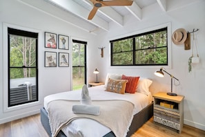 3 bedrooms, desk, iron/ironing board, travel cot - Creekside Cottage pet friendly w pool (Perwillowen)
