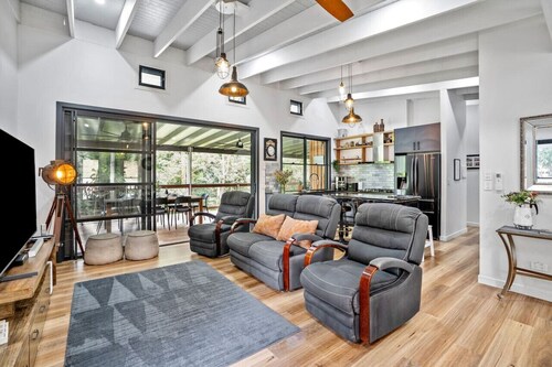 Creekside Cottage pet friendly w pool