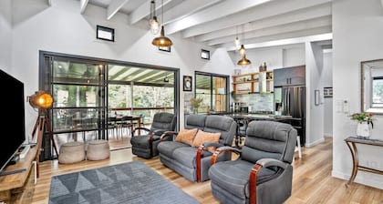 Creekside Cottage pet friendly w pool