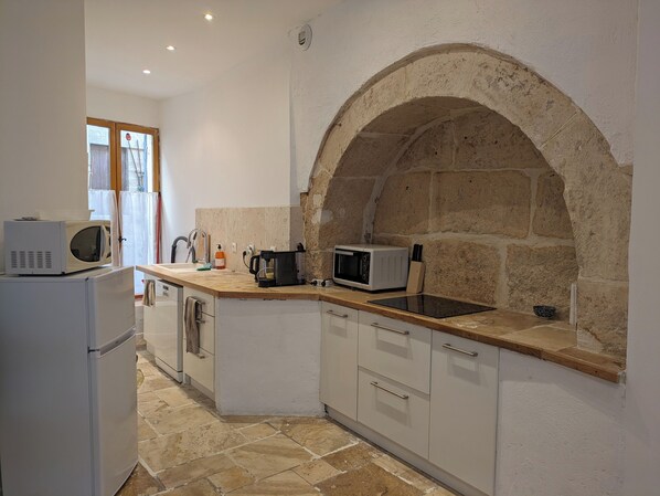 Fridge, microwave, oven, stovetop - Large 3-room apartment in the heart of Sommières village, in a 16th century building (Sommières)
