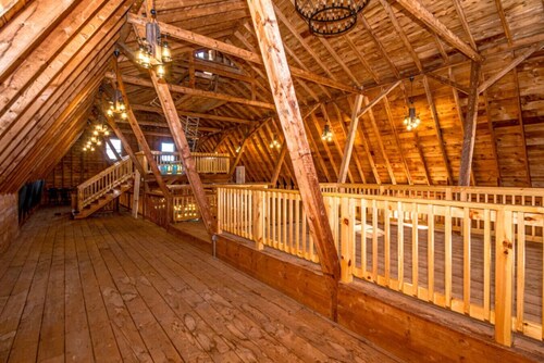 Huge Farmhouse Estate on South Pond with Extreme Privacy: Host Weddings