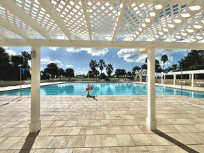 Een verwarmd zwembad