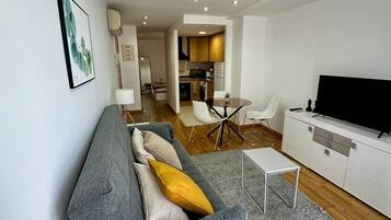 Apartment, 1 Bedroom, Smoking | Living room