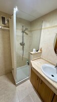 Apartamento, 1 habitación, fumadores | Ducha del cuarto de baño