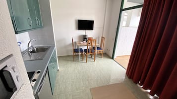 Apartamento, 1 habitación | Zona de estar | Una televisión