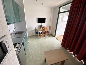 Appartement, 1 slaapkamer | Woonruimte | Televisie