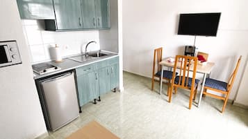 Apartment, 1 Bedroom | Private kitchen | Microwave, stovetop, cookware/dishes/utensils