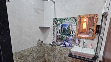Ducha, artículos de tocador gratuitos, toallas, jabón
