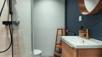 Ducha, toallas, jabón y papel higiénico