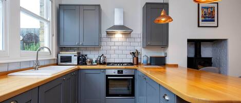 Réfrigérateur, micro-ondes, lave-vaisselle, grille-pain