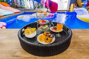Ein Poolbuffet mit verschiedenen Desserts und Getränken.
