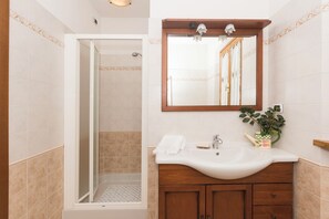Dusche, Haartrockner, Handtücher, Seife