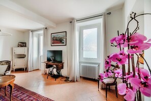 32-Zoll-Flachbildfernseher mit Satellitenempfang