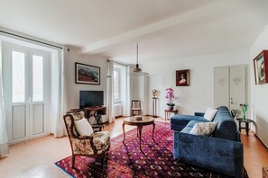Apartment, Balkon, Seeblick | Wohnbereich | 32-Zoll-Flachbildfernseher mit Satellitenempfang