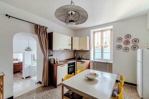 Espresso maker, electric kettle, toaster, high chair - The Lake House (Lugano)