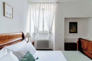 1 bedroom, down duvets, iron/ironing board, cots/infant beds - The Lake House (Lugano)