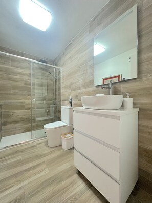 Dusche, Haartrockner, Handtücher