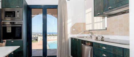 Een koelkast, een microgolfoven, een oven, een kookplaat