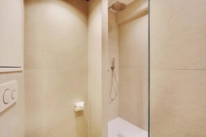 Douche, séchoir à cheveux, serviettes fournies, savon