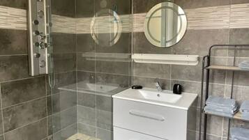 Een douche, handdoeken, toiletpapier