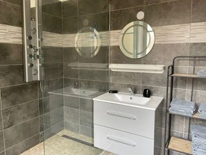 Shower, towels, toilet paper - Appartement Diamant à deux minutes du château fort - L' Artdu'Net - (Sedan)