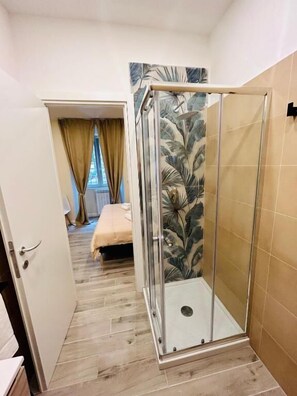 Dobbelt- eller tomannsrom – comfort | Bad | Dusj, hårføner, håndklær og toalettpapir