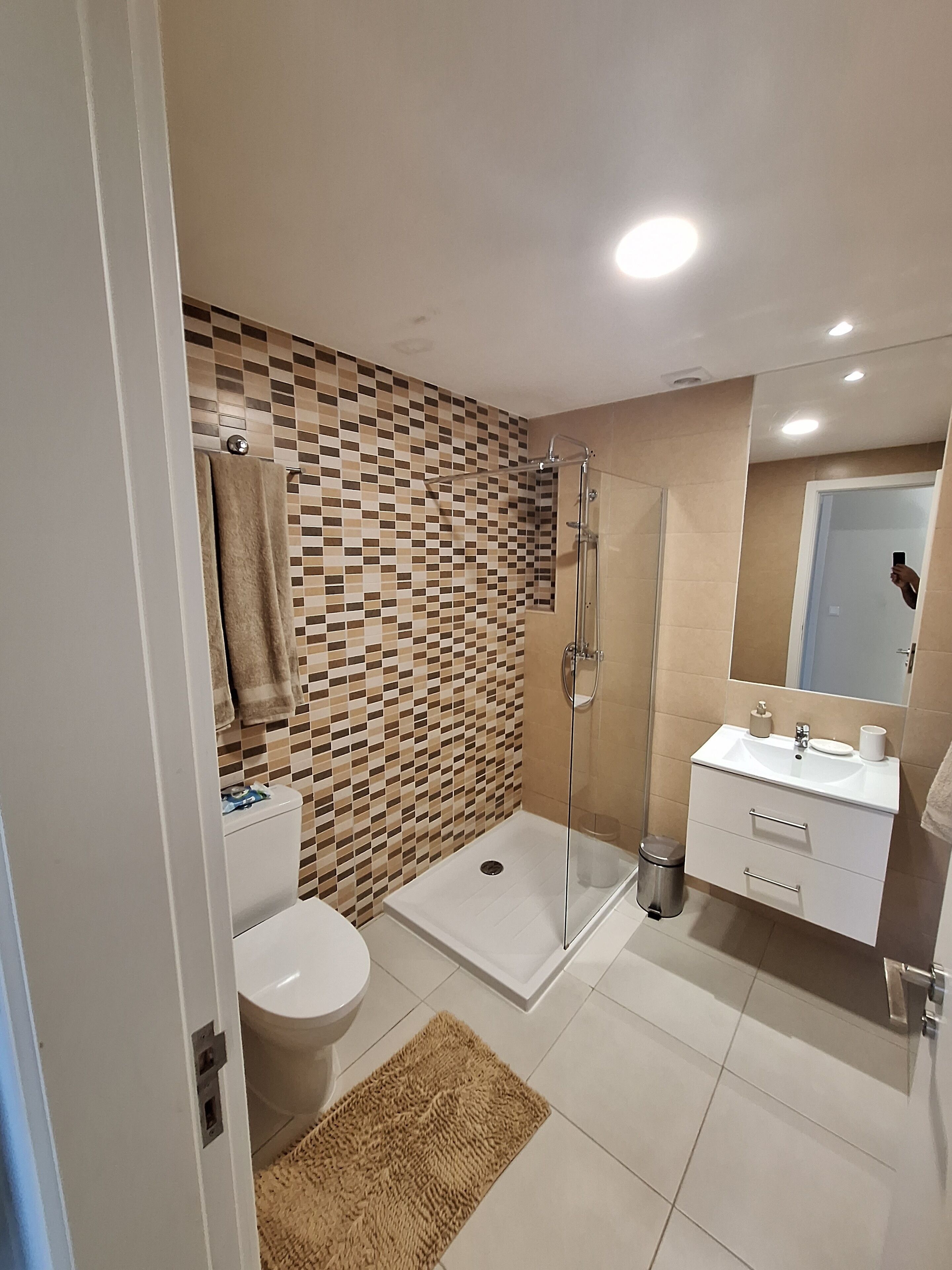 Dusche, Haartrockner, Handtücher, Toilettenpapier