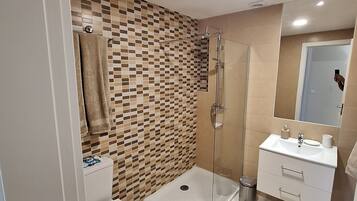 Dusche, Haartrockner, Handtücher, Toilettenpapier