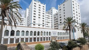 Ein mehrstöckiges Hotel mit heller Fassade, Rundbogenfenstern und einem Schild mit der Aufschrift 'La Paz'.