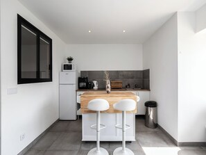 Een koelkast, een magnetron, een koffiezetapparaat/waterkoker