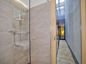 Appartement | Salle de bain | Douche, serviettes fournies