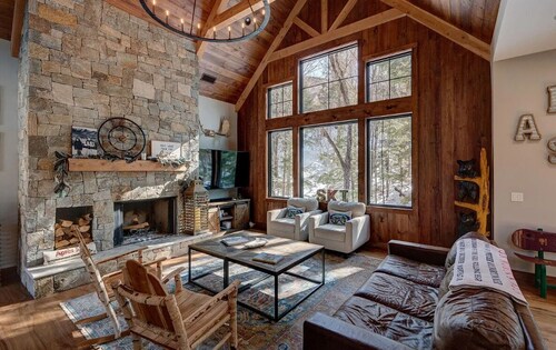 ⛷ 7BR Ski-In Hideaway | 🛁 Hot Tub | 🔥 Fire Pit | 🍖 BBQ | 🌅 Sunroom | Sleeps 19