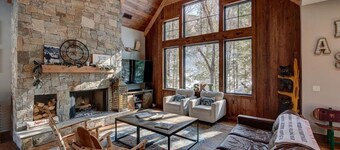 ⛷ 7BR Ski-In Hideaway | 🛁 Hot Tub | 🔥 Fire Pit | 🍖 BBQ | 🌅 Sunroom | Sleeps 19